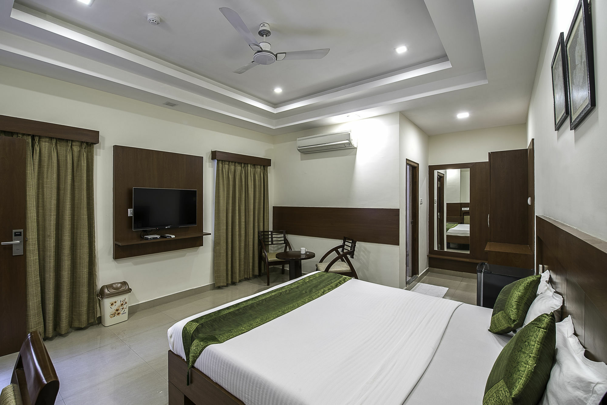 Treebo Trend Hotel Jp Plaza Nampally حيدر أباد المظهر الخارجي الصورة