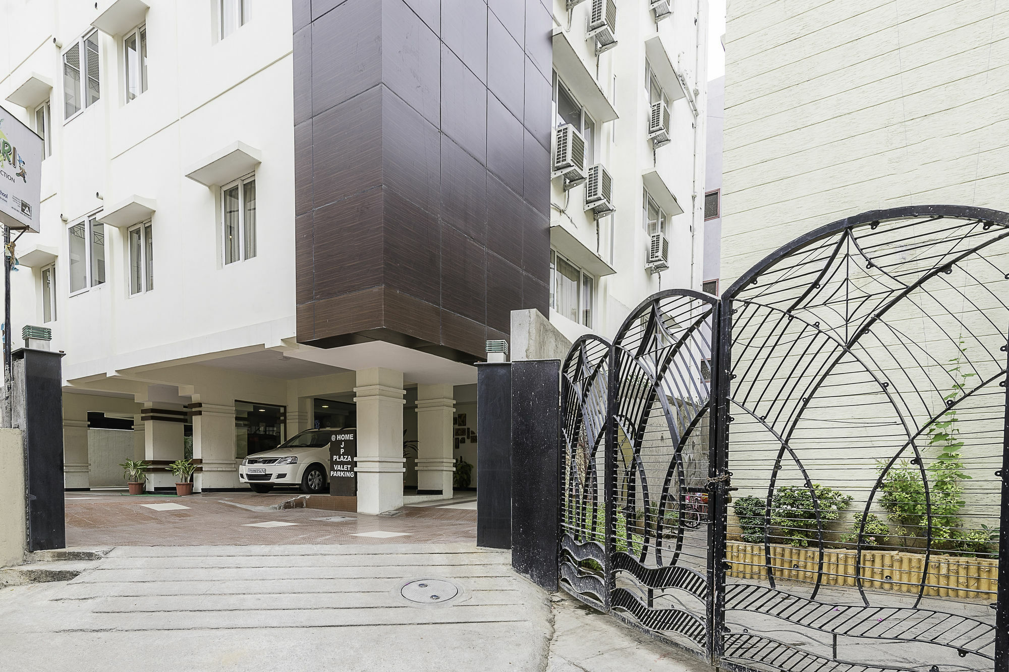 Treebo Trend Hotel Jp Plaza Nampally حيدر أباد المظهر الخارجي الصورة