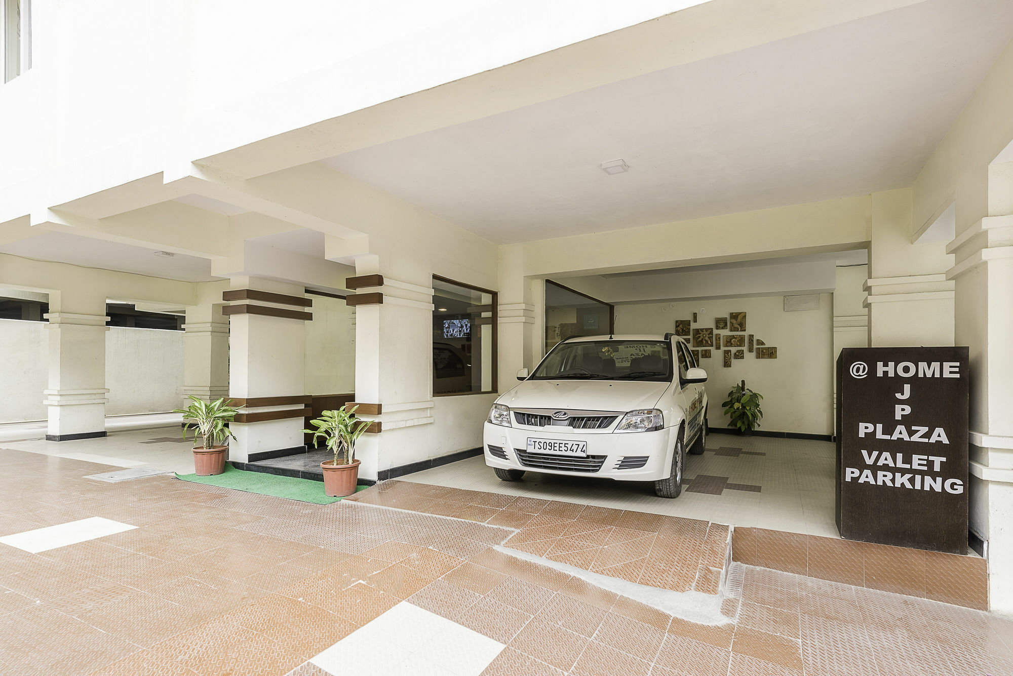 Treebo Trend Hotel Jp Plaza Nampally حيدر أباد المظهر الخارجي الصورة