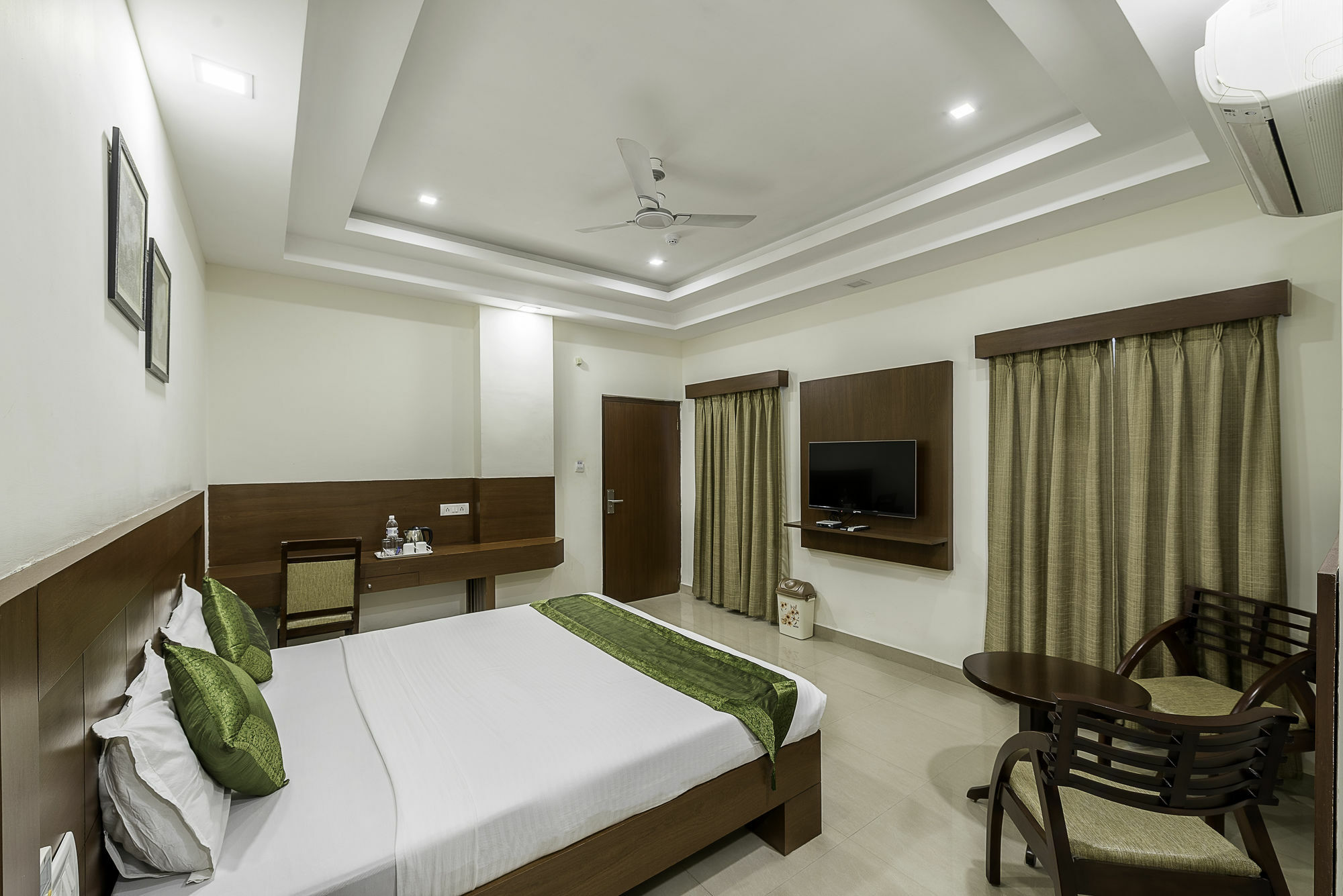 Treebo Trend Hotel Jp Plaza Nampally حيدر أباد المظهر الخارجي الصورة