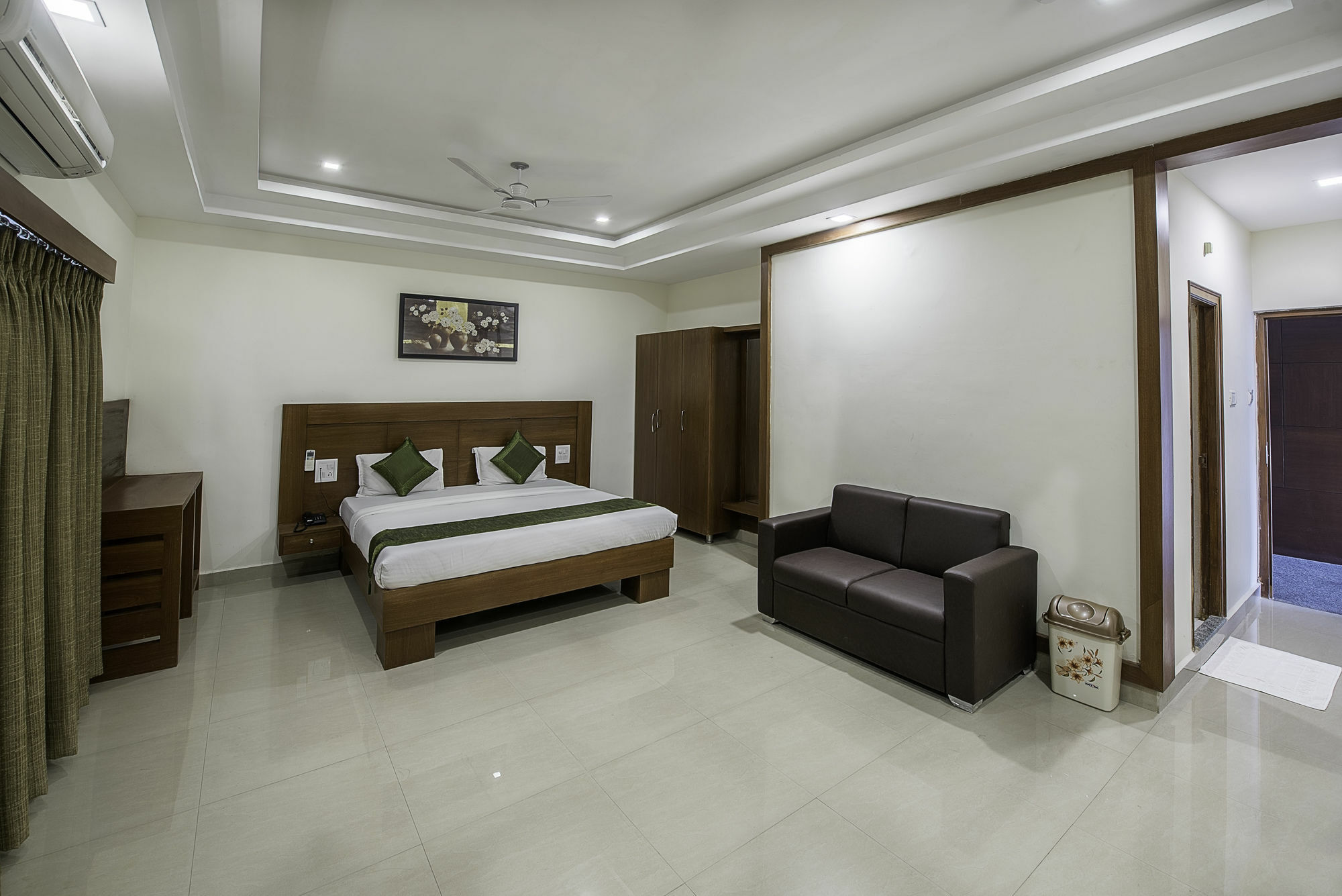 Treebo Trend Hotel Jp Plaza Nampally حيدر أباد المظهر الخارجي الصورة